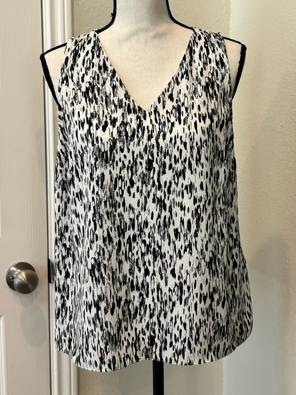 Nine West Black & White V-Neck Printed Tank Top Size Medium Polyester Lined